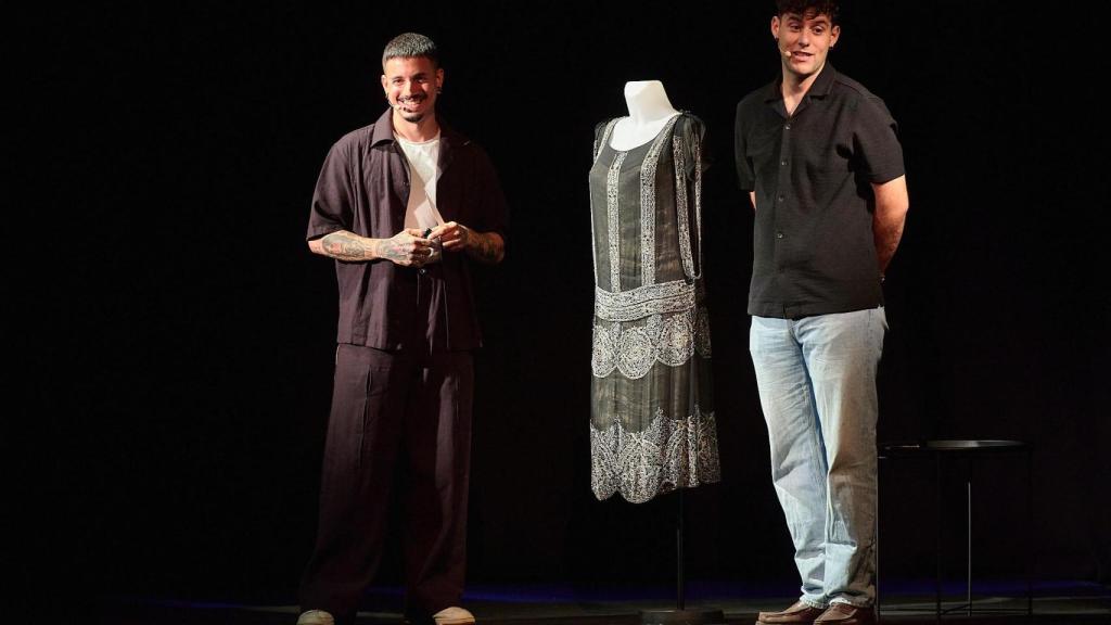 El artista Alejandro Acosta y el actor Pau Escobar en la presentación de “A la recerca del perfum del Teatre Romea”