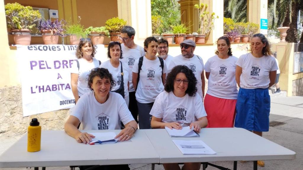 Miembros de la plataforma Docents 080 presentan el informe que apunta que 215 alumnos de toda Barcelona han sufrido un desahucio o viven con riesgo de sufrirlo.