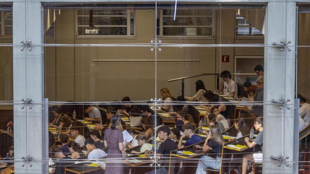 Alumnos realizando las PAU en una universidad de Barcelona