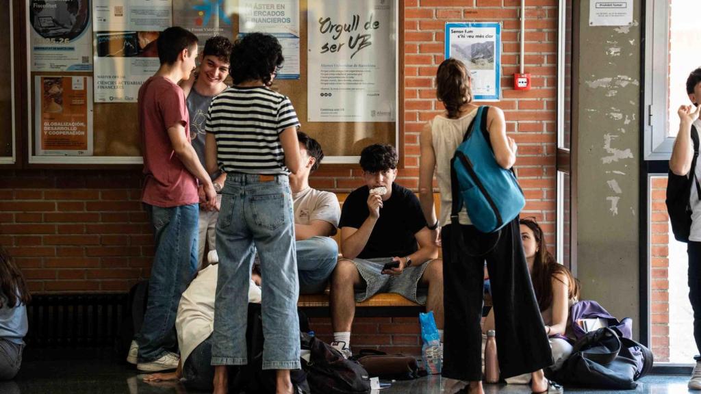 Descanso entre el primer y el segundo examen de Selectividad 2025 en Barcelona