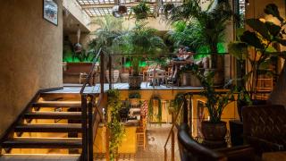 La primera tienda de surf de Barcelona renace como restaurante de la mano de Sea You, la escuela de moda entre expats