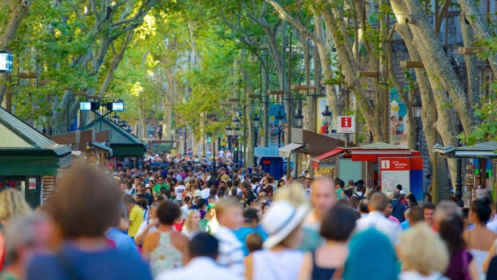 El paseo de Las Ramblas (Barcelona), abarrotado de gente debido al crecimiento del turismo en la ciudad de Barcelona