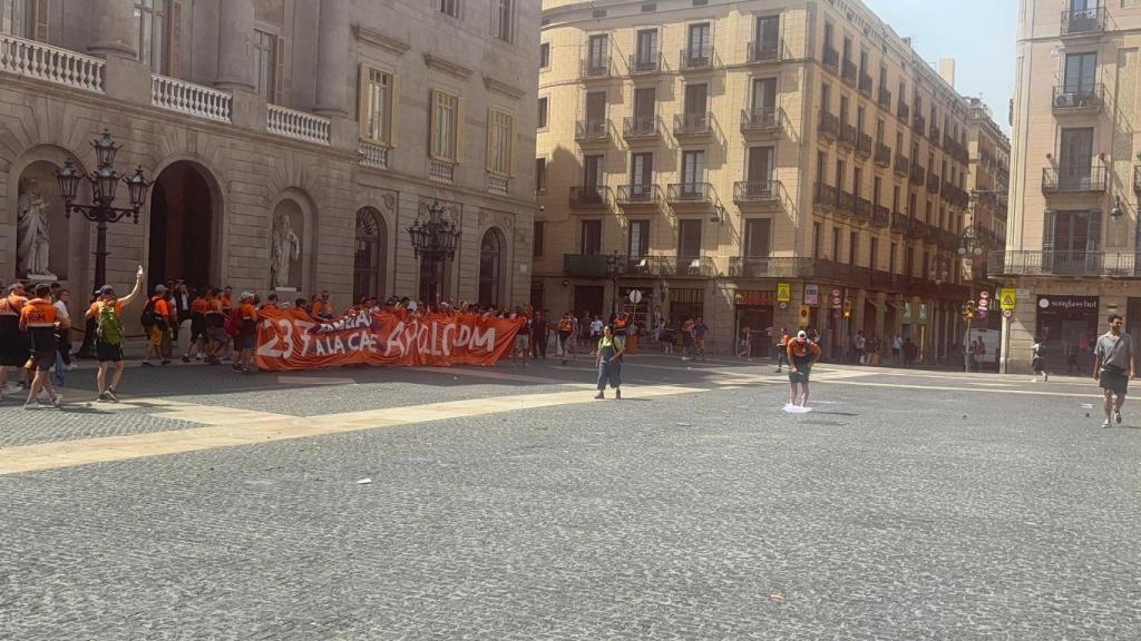 Los trabajadores de la planta de RDM en Castellbisbal se manifiestan en la plaza de Sant Jaume de Barcelona