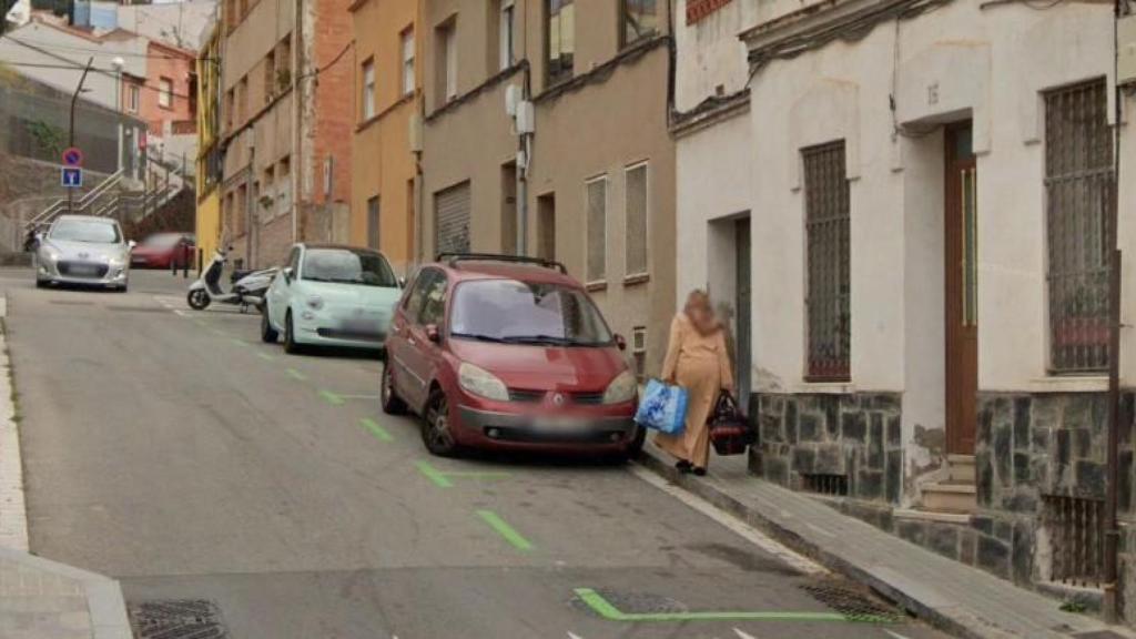 Vehículos estacionados en la calle de Pere Llobet