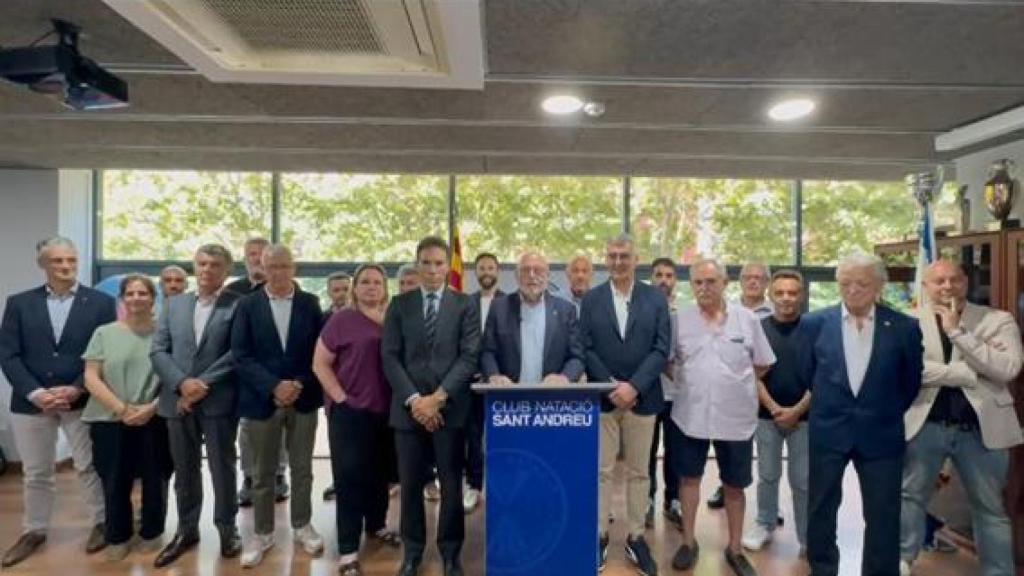 El presidente del Club Natació Sant Andreu, Àngel Bernet, junto a otros presidentes de clubes y el presidente de l’Associació de Clubs de Natació de Catalunya, Francesc Casabella
