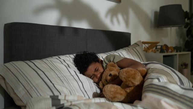 Un niño duerme con expresión de miedo