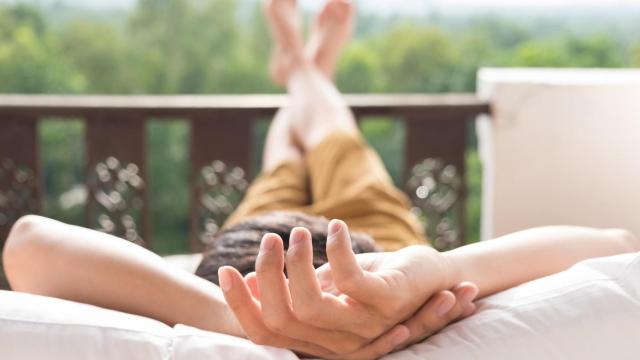 Un hombre se relaja en plena naturaleza