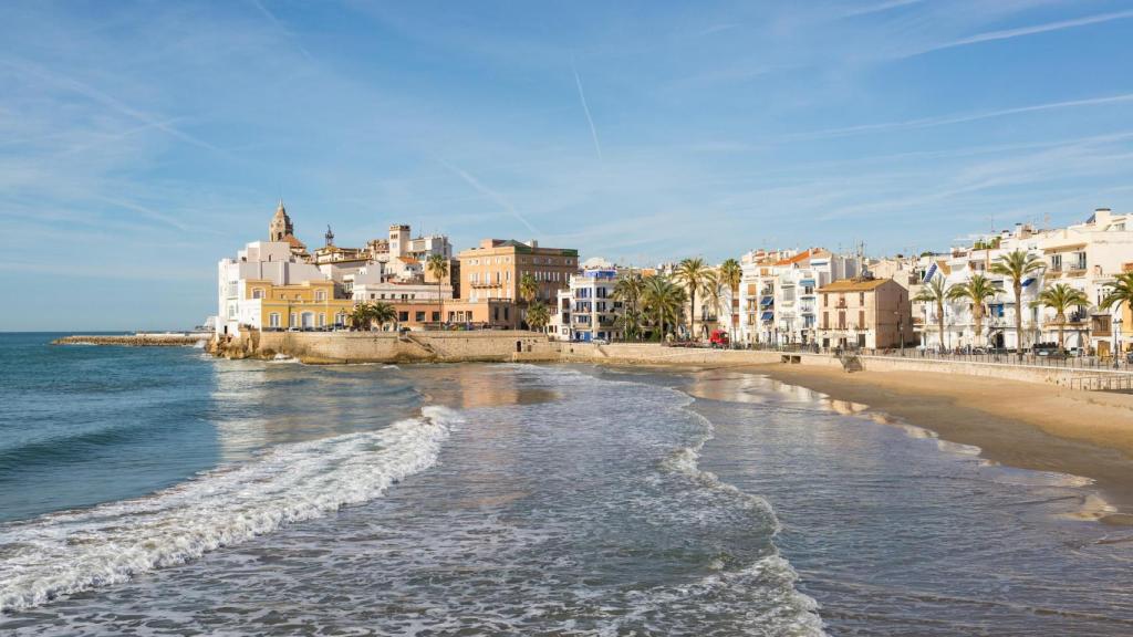 Vista de la playa y del paseo marítimo de Sitges