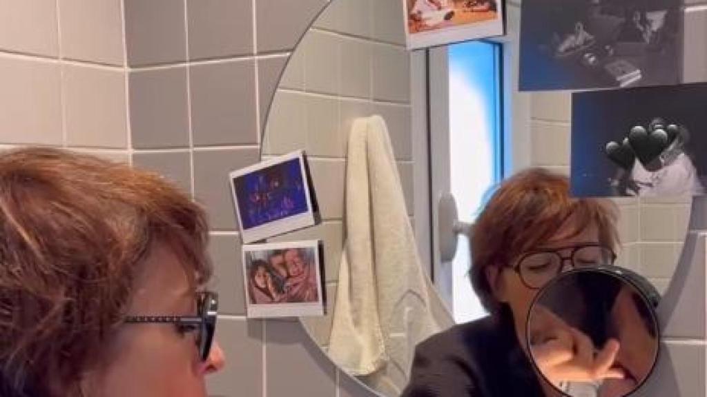 Silvia Abril lavándose los dientes en el baño de su casa