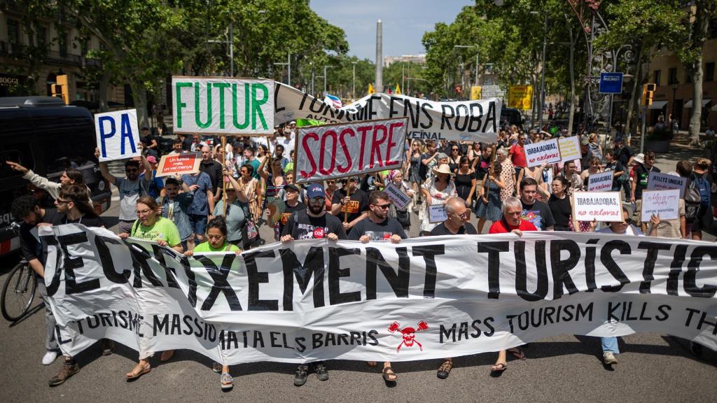 Decenas de personas durante la manifestación contra la masificación turística, a 15 de junio de 2025