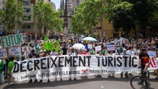Tensión en Barcelona durante las protestas contra el turismo: enfrentamientos, pistolas de agua y bengalas