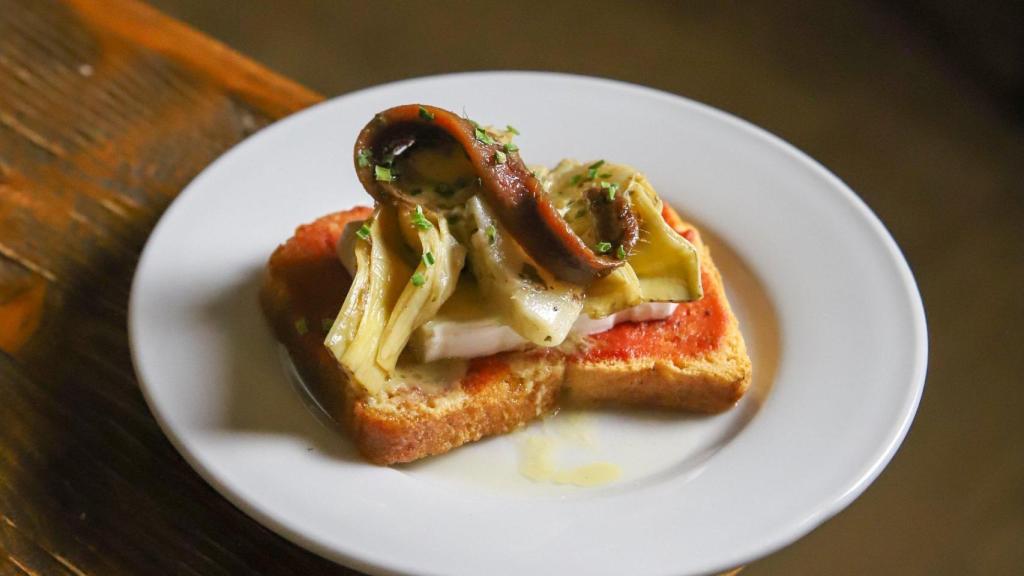 Bocadito de brie, alcachofa y anchoa de la taberna Cu-Cut de Barcelona