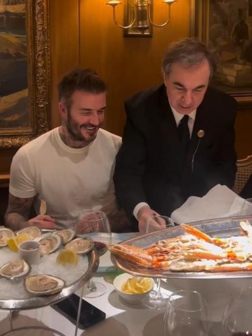 David Beckham disfrutando de marisco en Botafumeiro