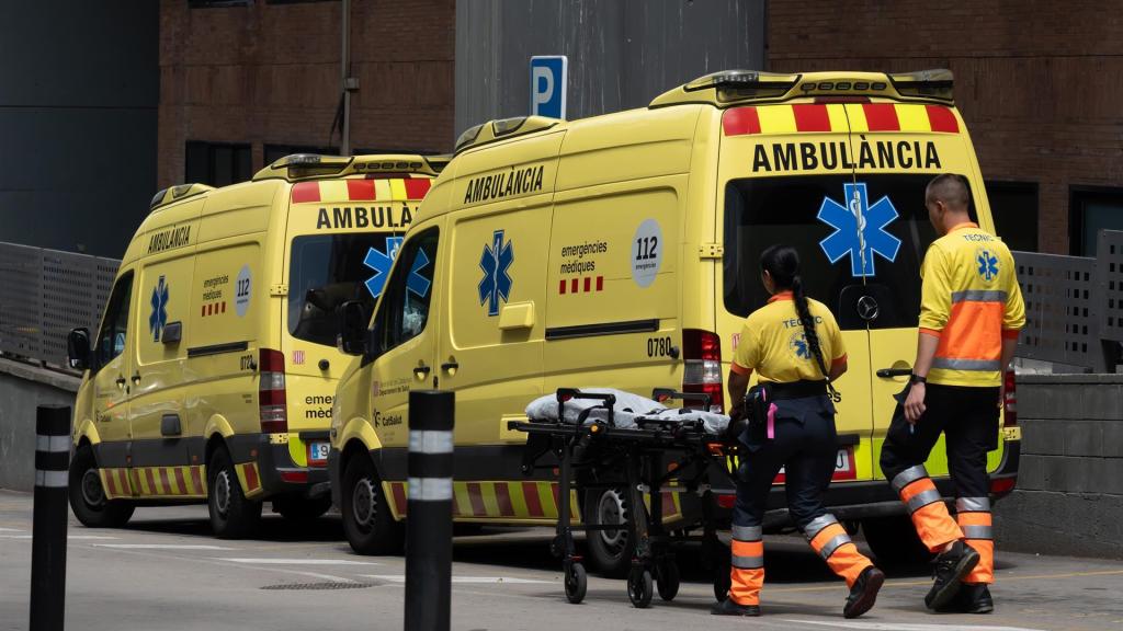 Sanitarios trabajan en una ambulancia en Barcelona