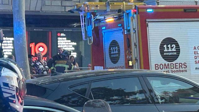 Una unidad de Bombers en la boca de la L3 de la Diagonal