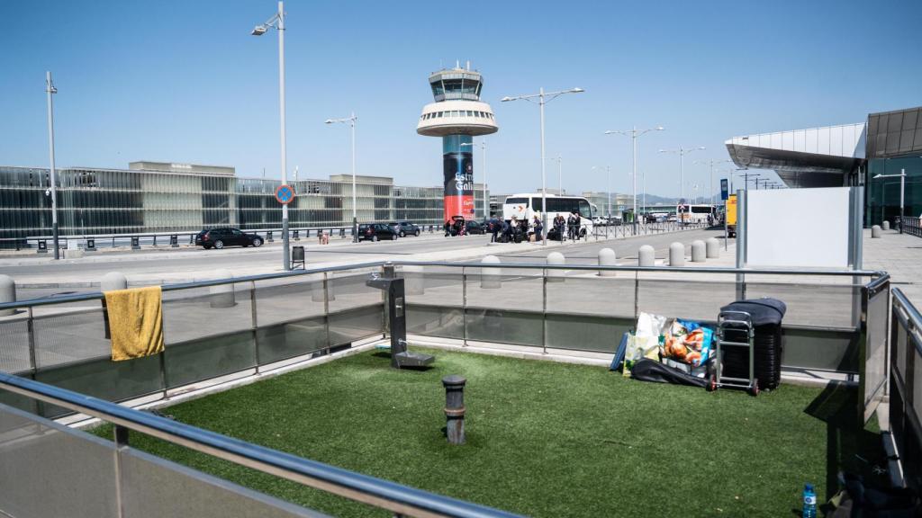 Pertenencias de Andrés en la zona en la que duerme del aeropuerto de Barcelona