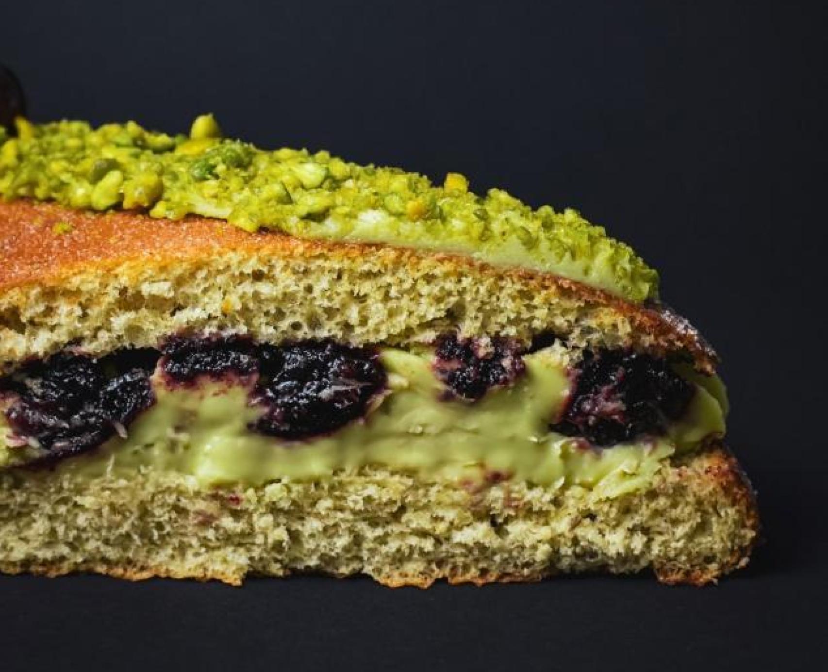 Coca de pistacho y cereza de la pastelería Bubó