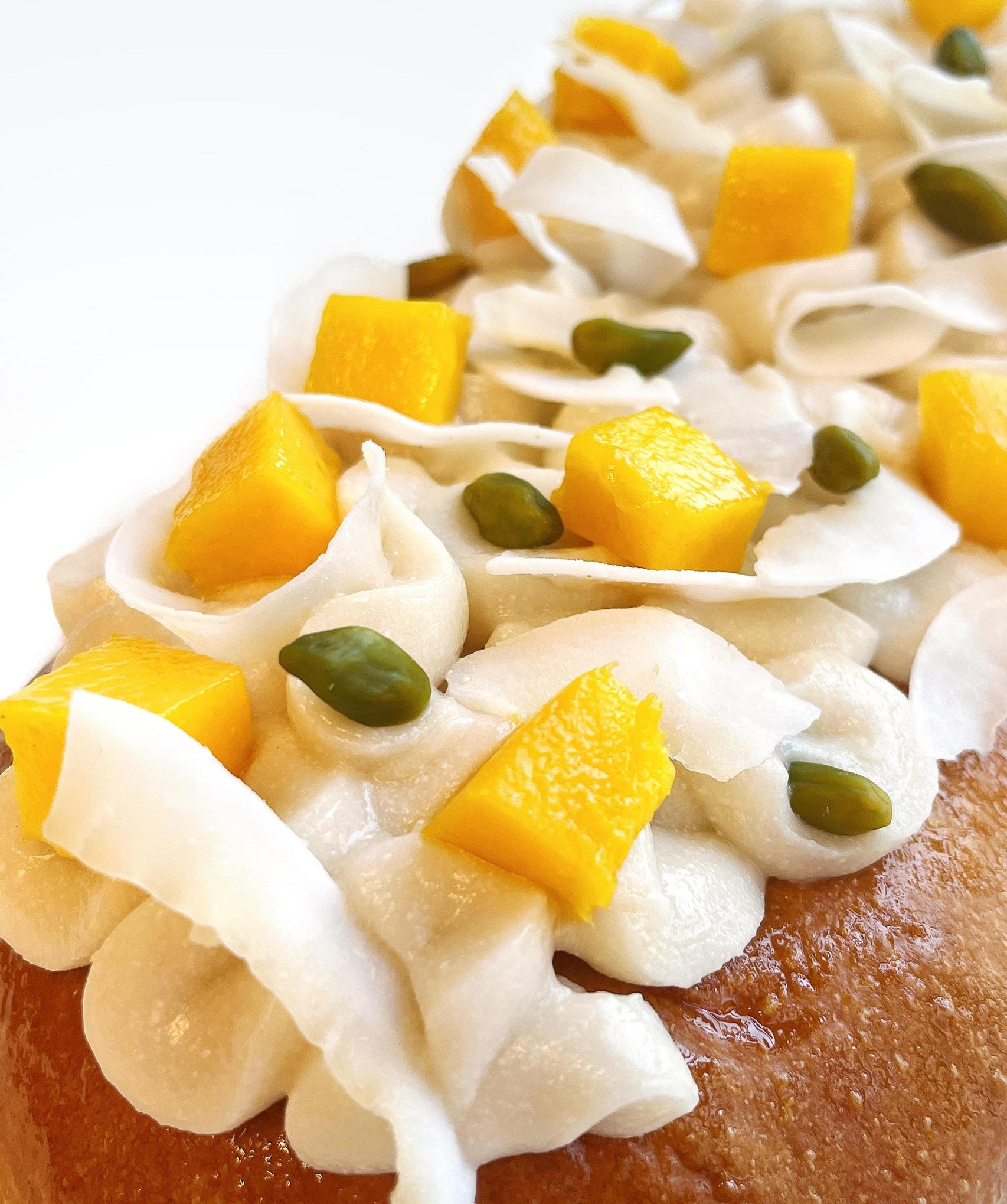 Coca de coco y mango de Ochiai, la primera pastelería japonesa que abrió en Barcelona