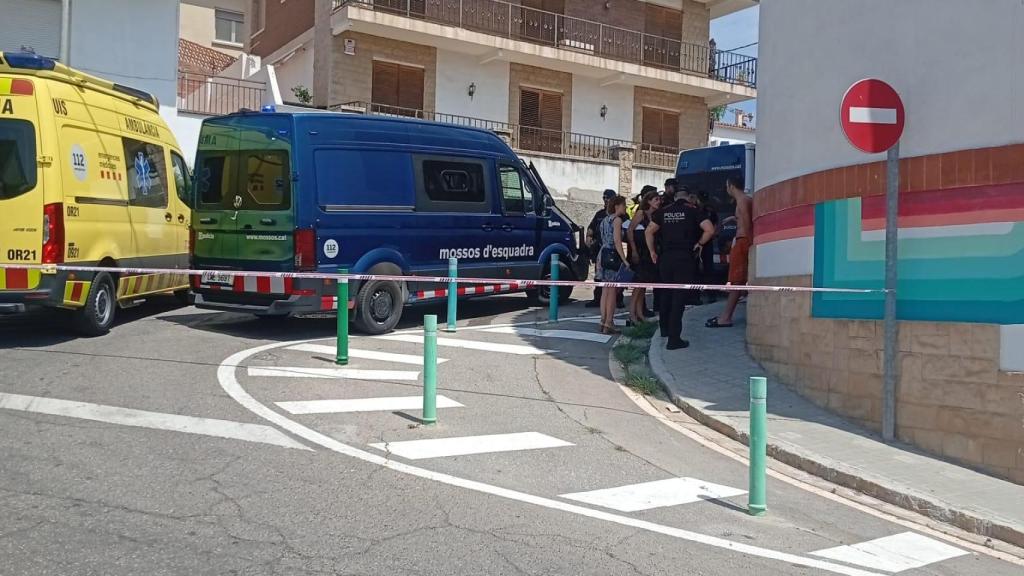 Agentes de los Mossos d'Esquadra en el desalojo del Casino de Albarrosa de Viladecans