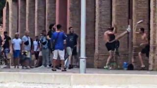 Los vecinos estallan contra la inseguridad por un albergue de Nou Barris: “Nos han destrozado el barrio”