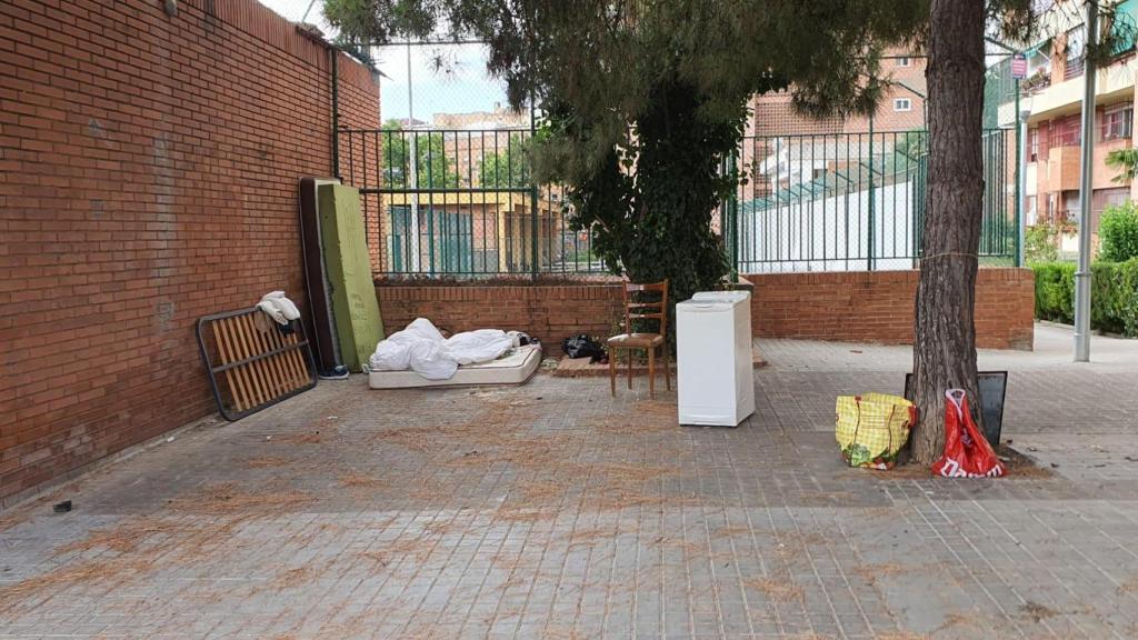 Enseres de usuarios del centro en la vía pública