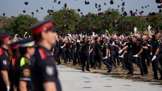 Gorras al aire: el ISPC gradúa a miles de nuevos agentes de los Mossos d'Esquadra y policías locales