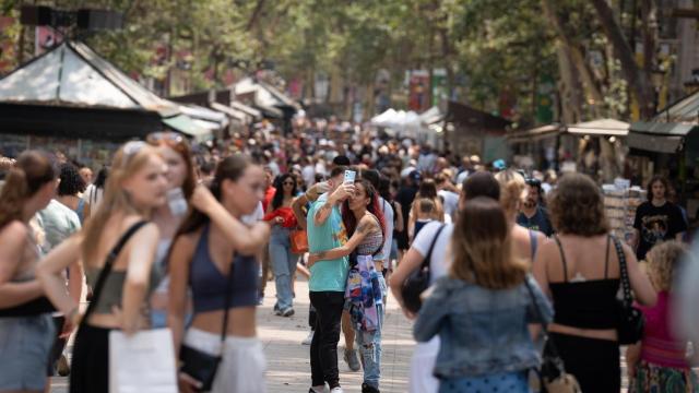 Archivo - Varias personas pasean por Las Ramblas, a 30 de junio de 2023