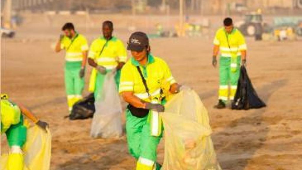 Dispositivo de limpieza en las playas de Barcelona tras la verbena de Sant Joan