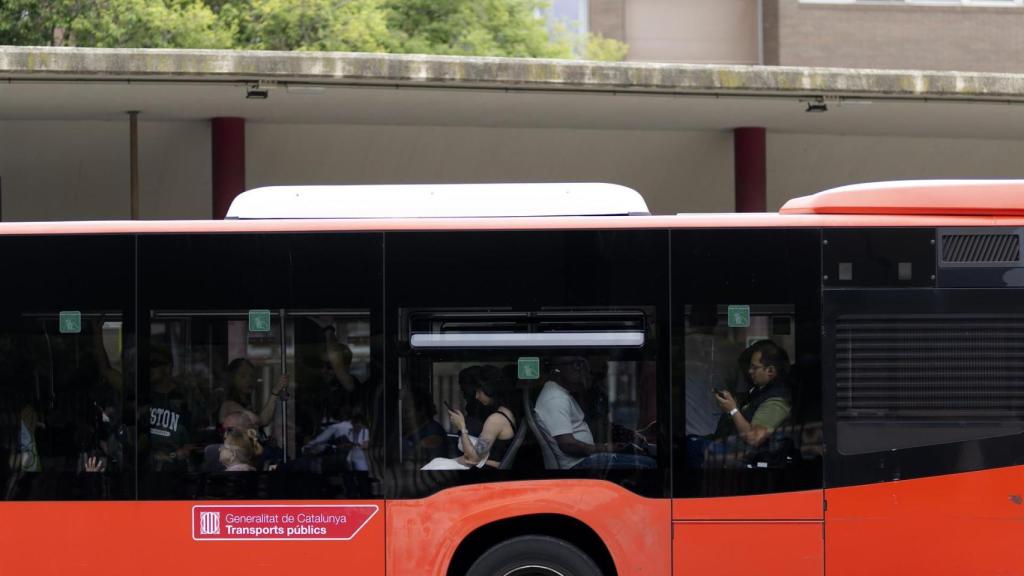Varias personas en un autobús urbano de Barcelona