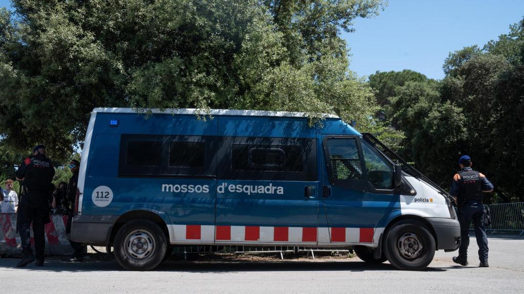 Furgón de los Mossos d'Esquadra en un polígono de Barcelona