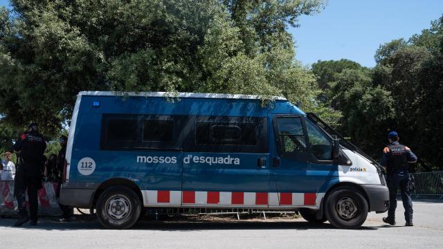 Furgón de los Mossos d'Esquadra en un polígono de Barcelona