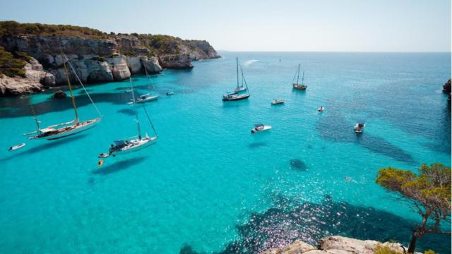 Barcos en una cala de Menorca
