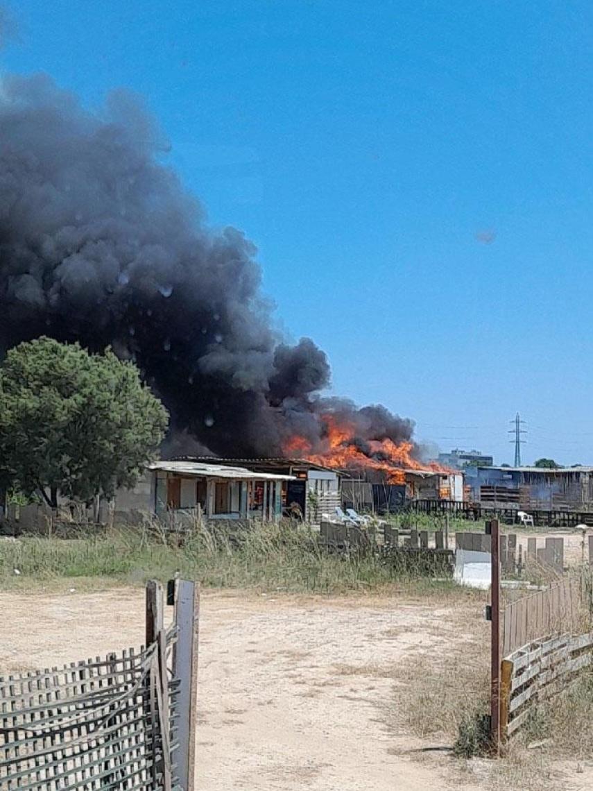 Incendio en unas barracas cercanas al Port de Barcelona