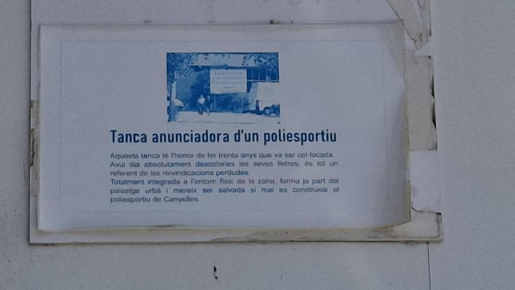 Cartel de denuncia por la paralización de la construcción del polideportivo