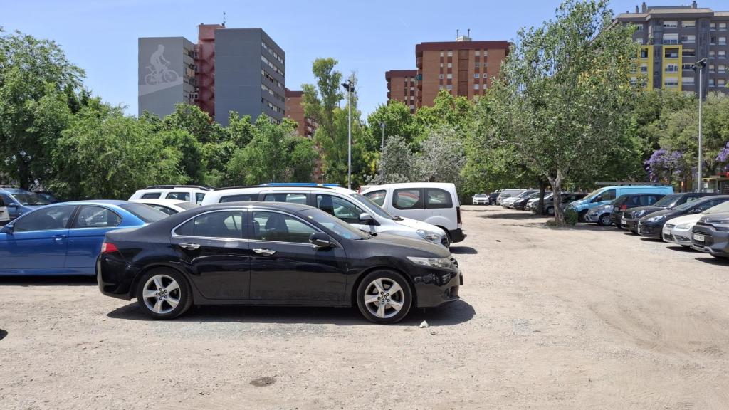 Estacionamiento donde se ha proyectado el polideportivo