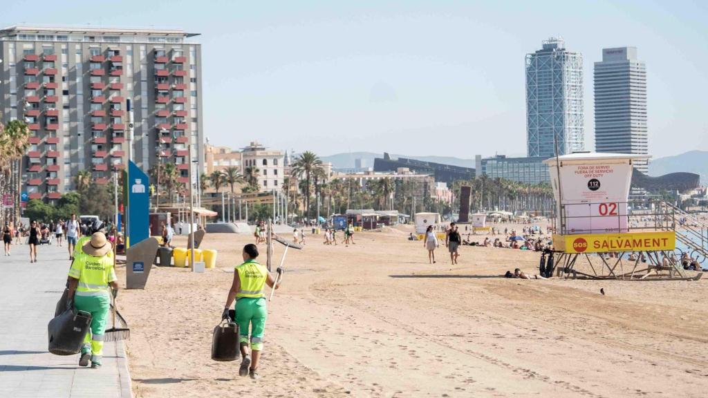 Operarios de la limpieza en las playas de Barcelona