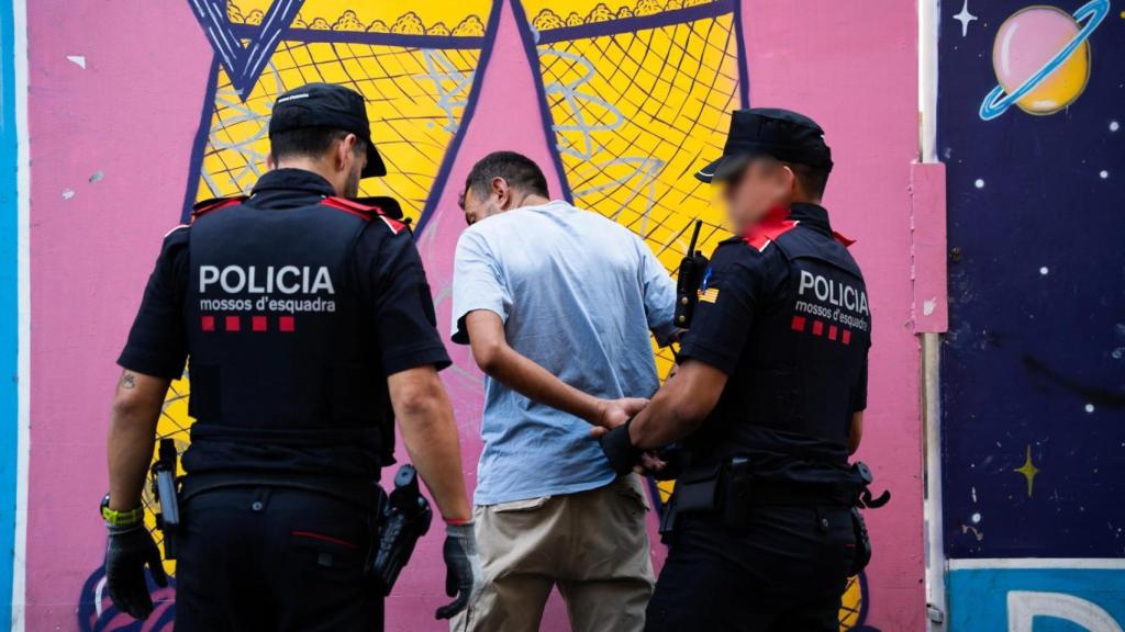 Mossos d'Esquadra en el Pla Kanpai del Raval con un identificado