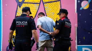 Mossos d'Esquadra en el Pla Kanpai del Raval con un identificado