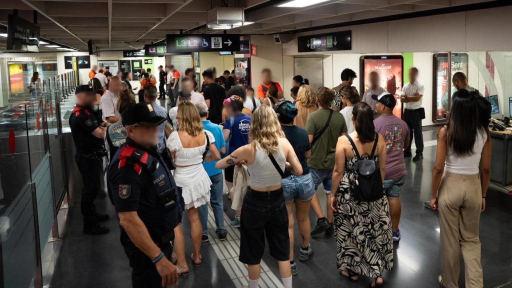 Control en el metro de Barcelona durante el 'Pla Kanpai' de los mossos