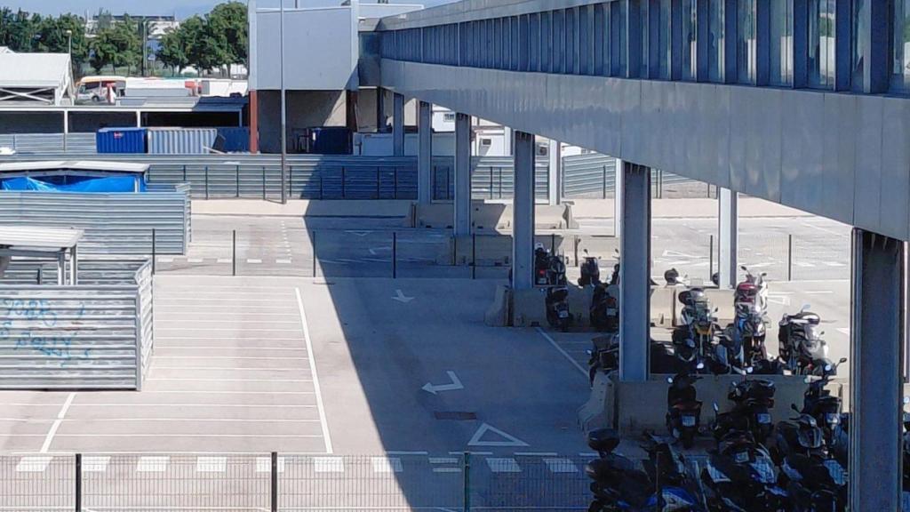 Pasarela entre la estación y la Terminal 2 del Aeropuerto de Barcelona