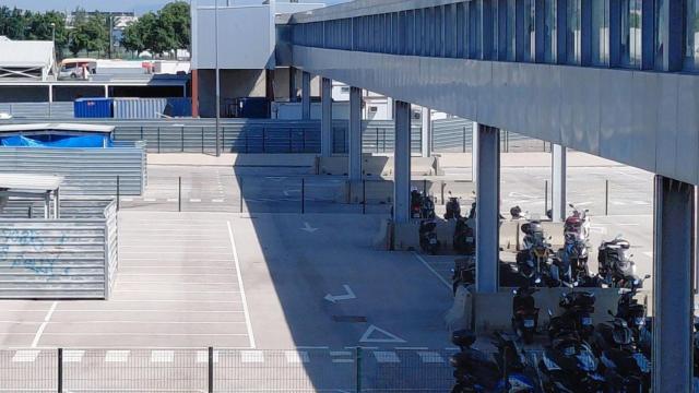 Pasarela entre la estación y la Terminal 2 del Aeropuerto de Barcelona