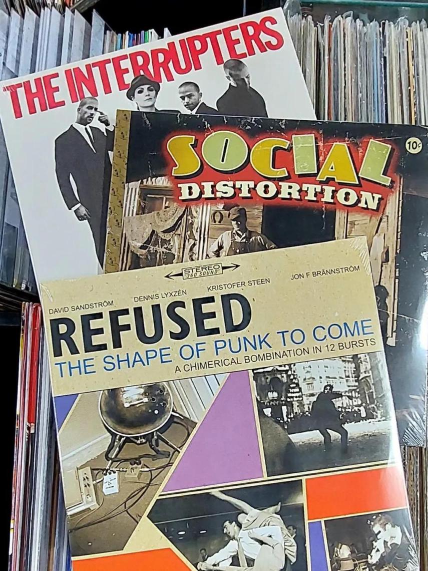 Varios vinilos de Discos Revolver de la calle Tallers