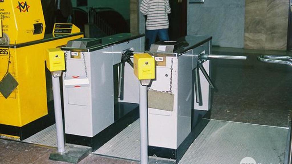 Históricos tornos del metro de Barcelona para zurdos