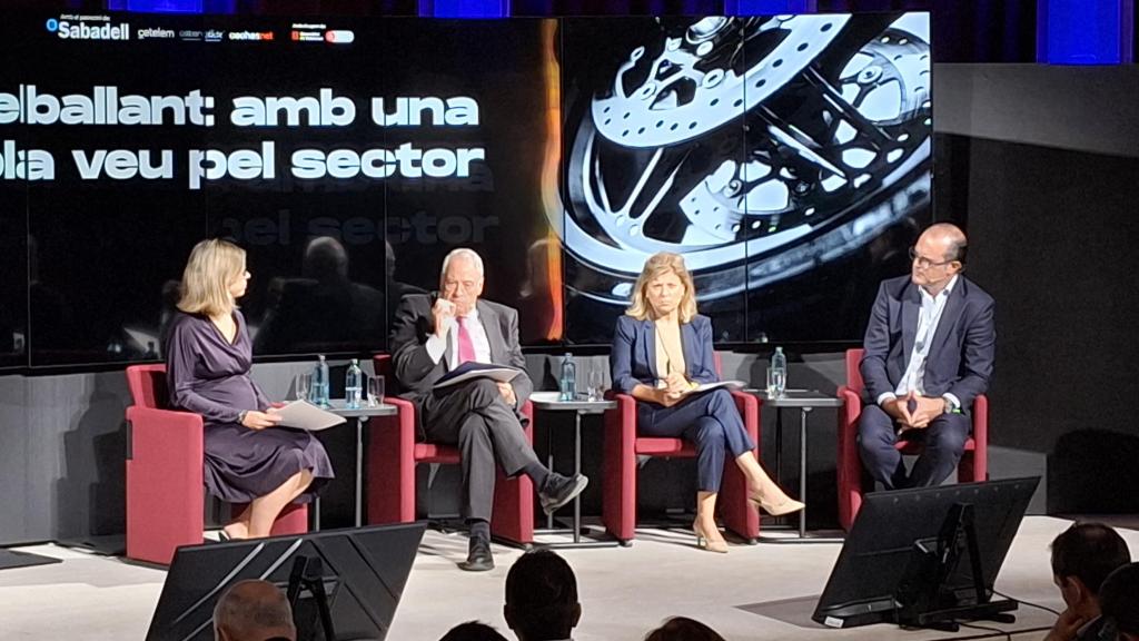 Jaume Roura (Fecavem), Marta Blázquez (Faconauto) y Jaime Barea (Ganvam) durante un debate moderado por la periodista Núria Casas