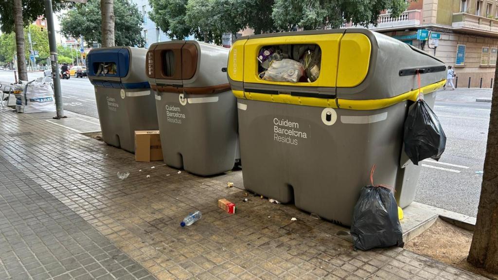 Contenedor desbordado de basura en Passeig Maragall con Indústria