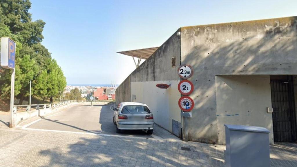Entrada al estacionamiento de Roquetes