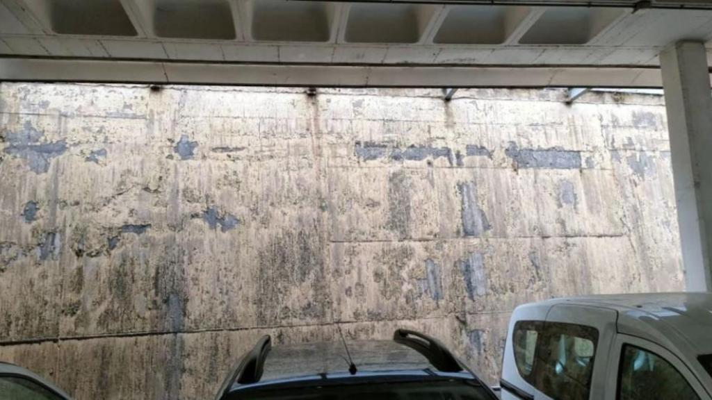 Humedades en el parking de Roquetes