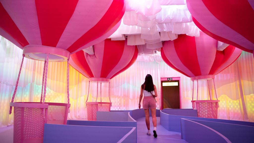 Sala interactiva con globos gigantes de House of Candy