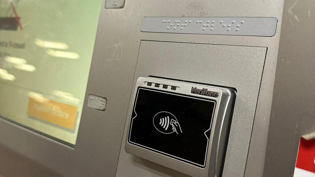 Máquina del metro con el nuevo servicio ya instalado