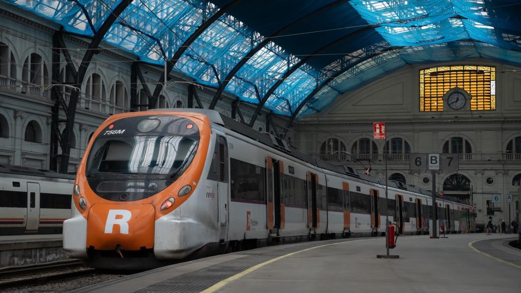 Un tren en la estación de Francia de Barcelona, donde opera Rodalies